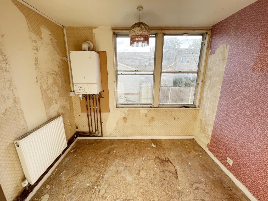 Lot: 54 - TERRACE HOUSE FOR REFURBISHMENT AND IMPROVEMENT - inside image of third bedroom which has gas boiler